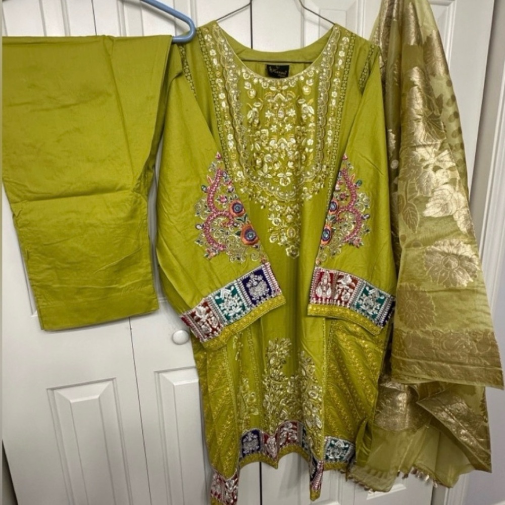 Embroidered mehendhi Traditional Pakistani 3 piece shalwar kameez - Picture 2 of 6